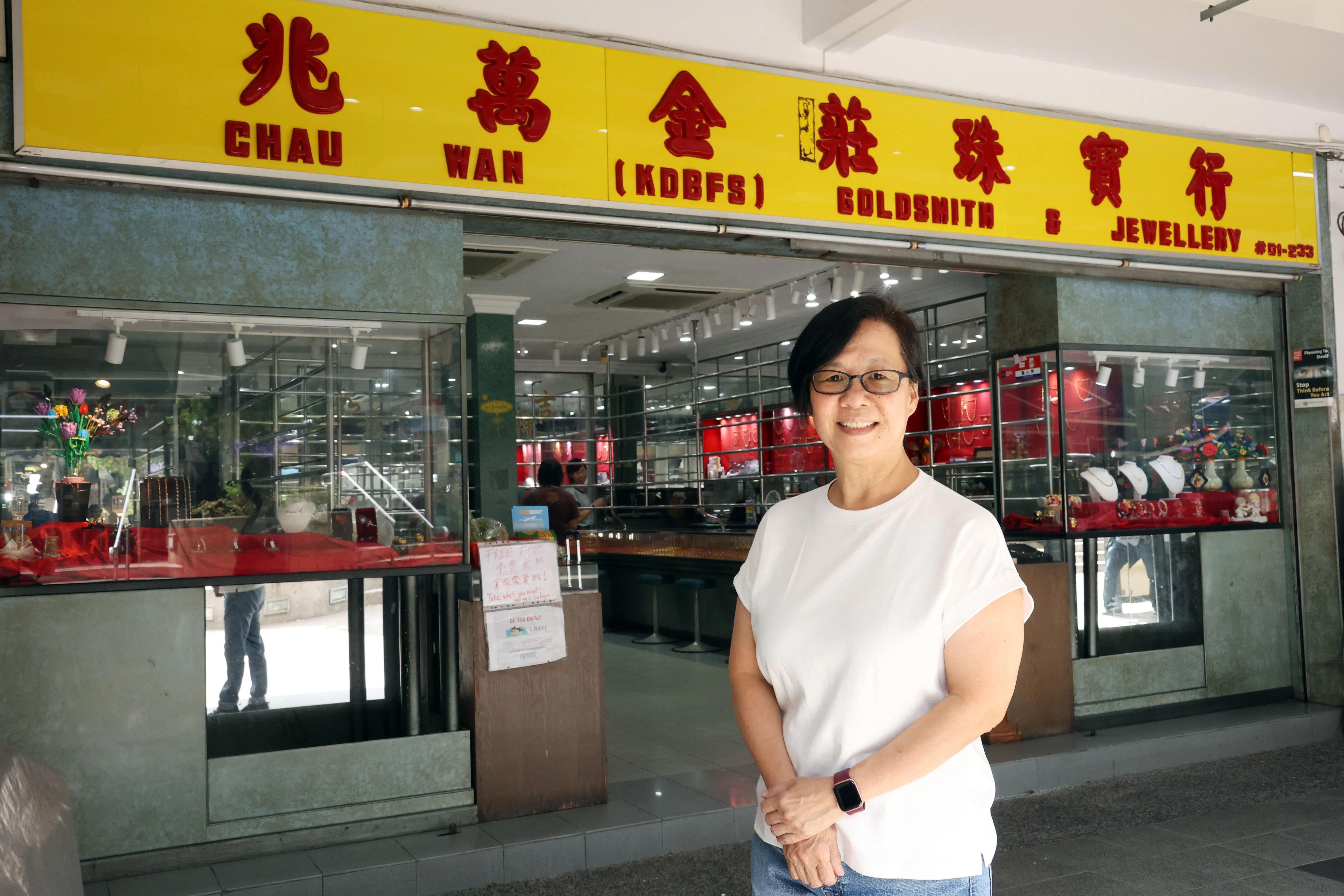 将生意交给儿子打理后，张清心现在把更多精力投入义务工作。她还在店前腾出一个角落，放置从社区收集回来的即将被丢弃的食品，供有需要的人领取。（邝启聪摄）