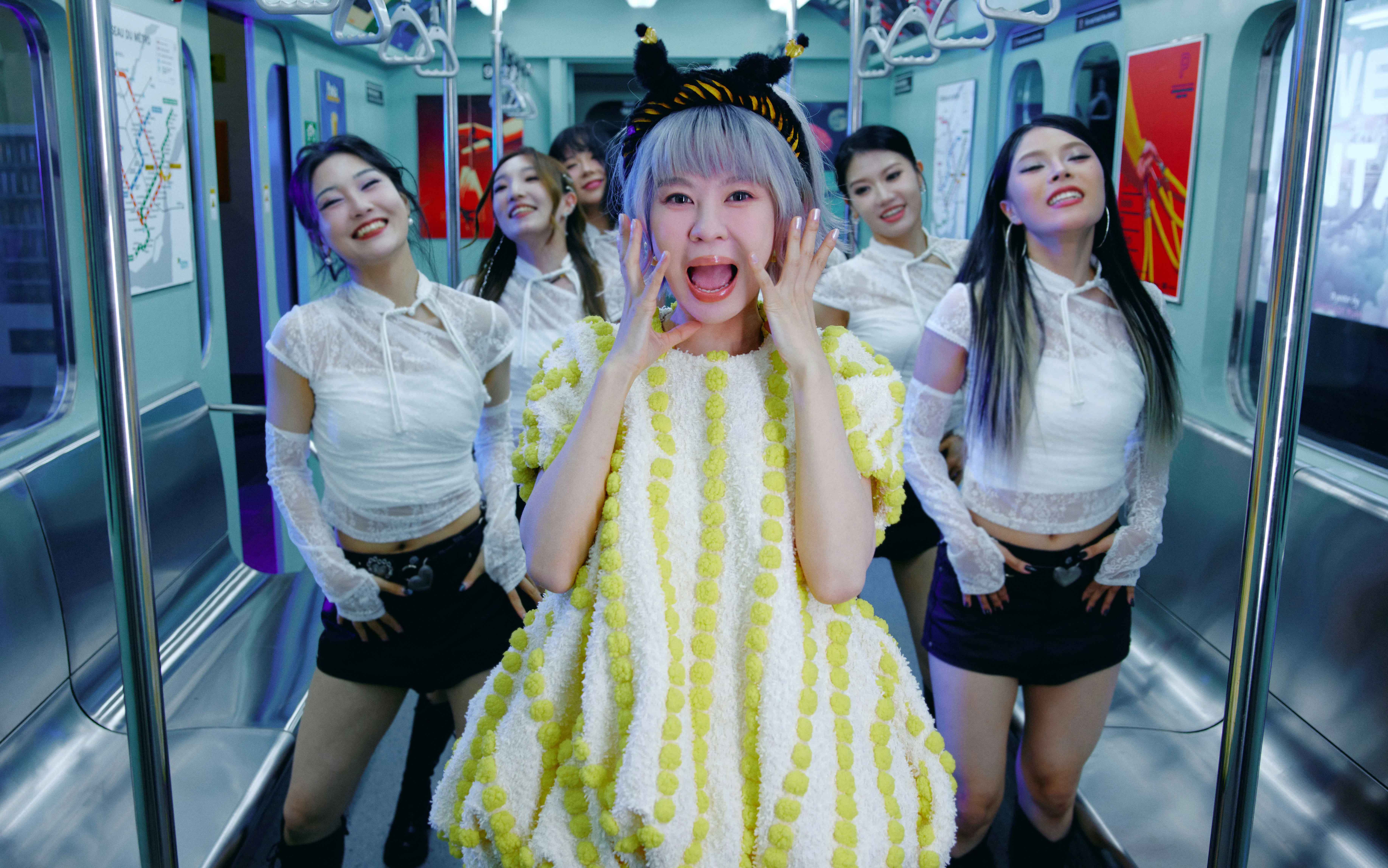 郁可唯以‘另类正常’定位诠释新作品