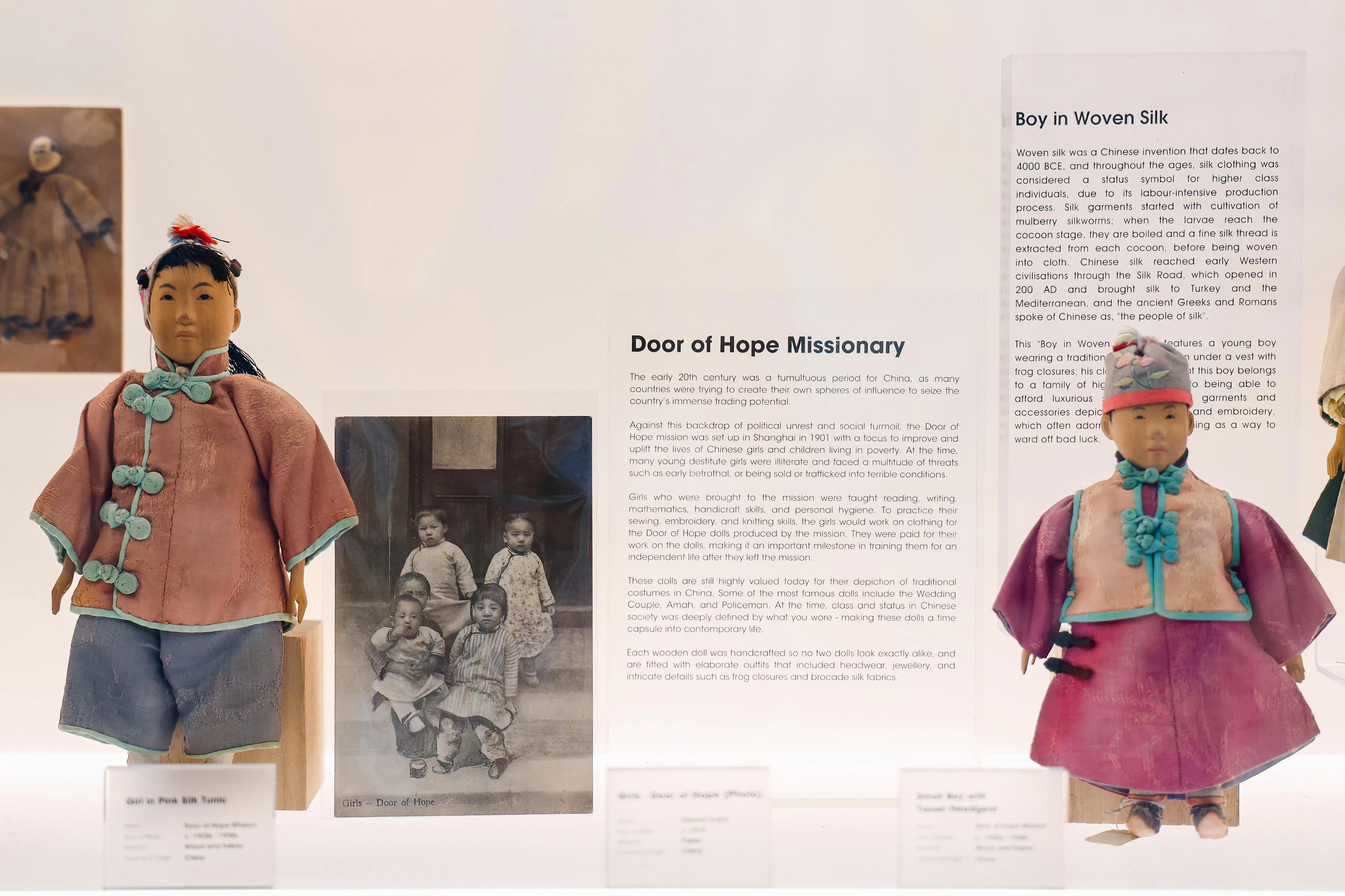 “希望之门”木偶与历史照片并列展示，重现20世纪初上海女童救助机构中，孩子们所穿戴的传统服饰与课堂以外的生活面貌。（林明顺摄）