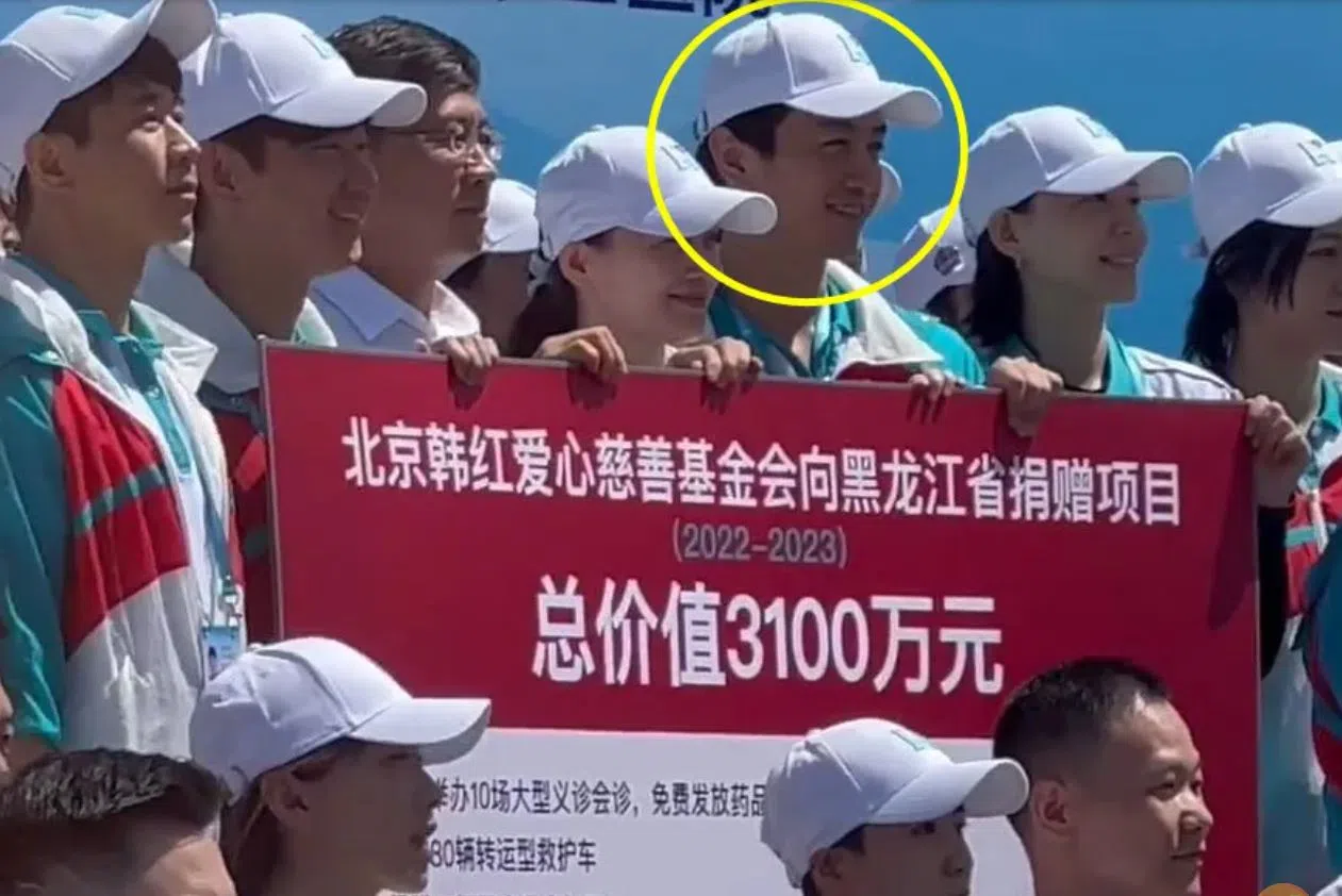 陈晓（黄圈处）也在志工行列。（互联网）