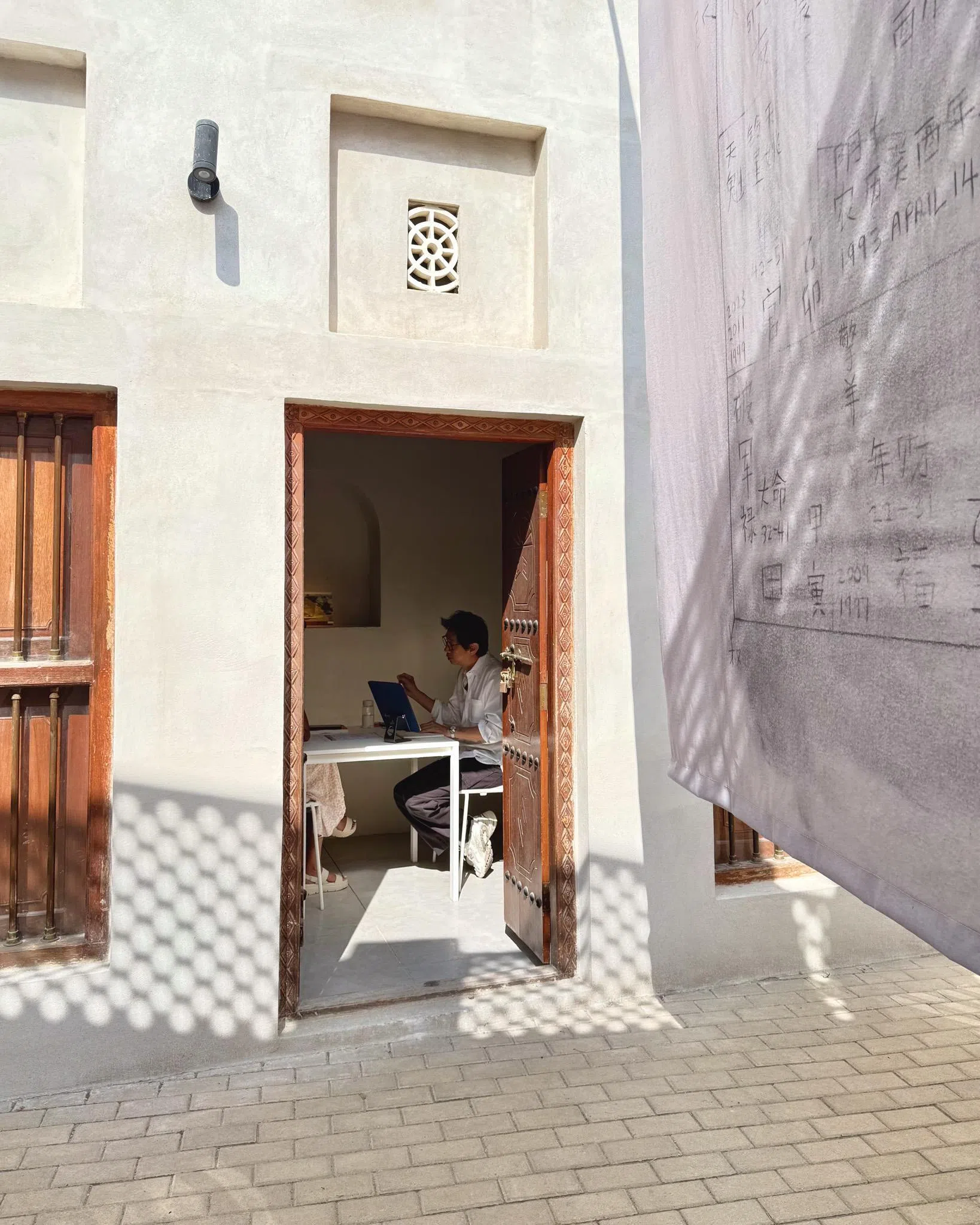 新加坡摄影家、艺术家汪春龙将在2026年新加坡艺博会呈现紫微斗数算命行为艺术。图为艺术家在第16届沙迦双年展的行为艺术。（汪春龙提供）