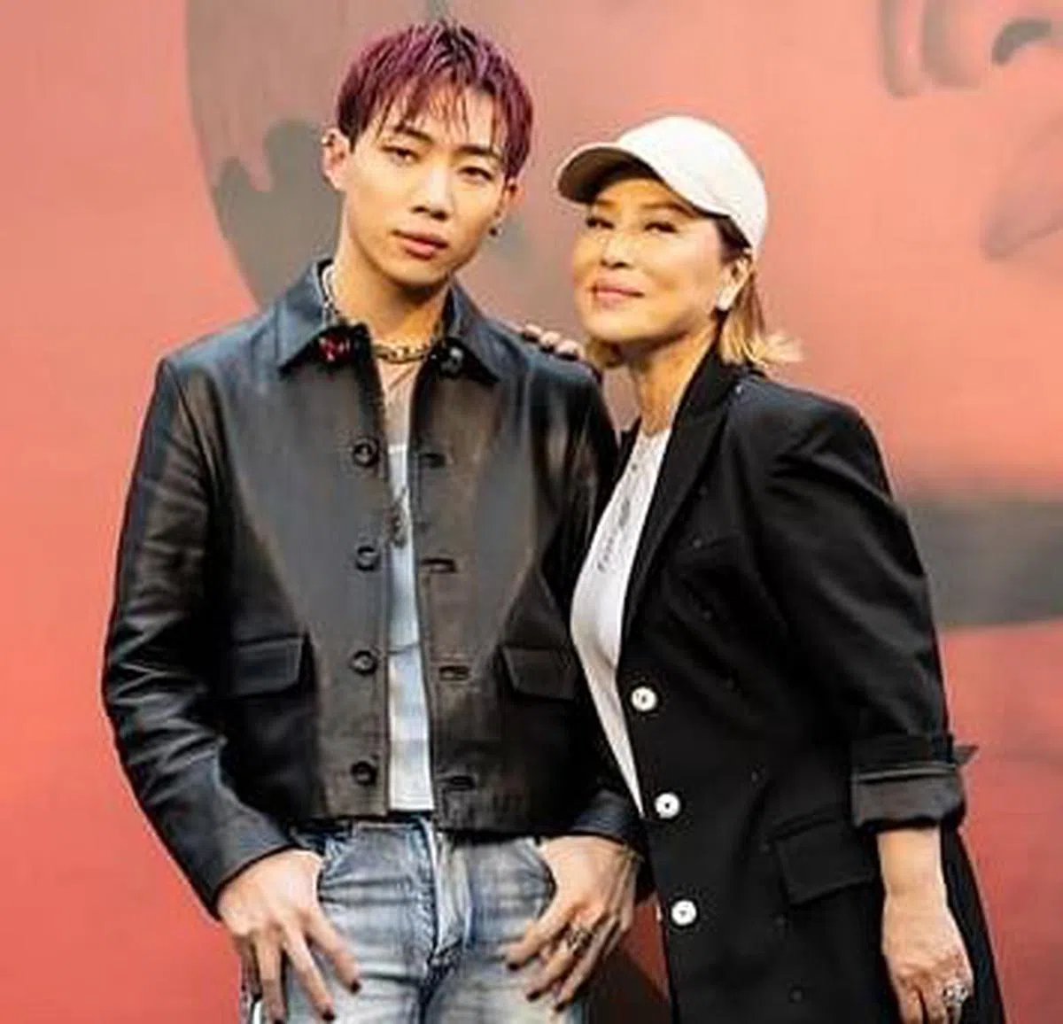 ØZI是资深歌手叶瑷菱（右）之子。（互联网）