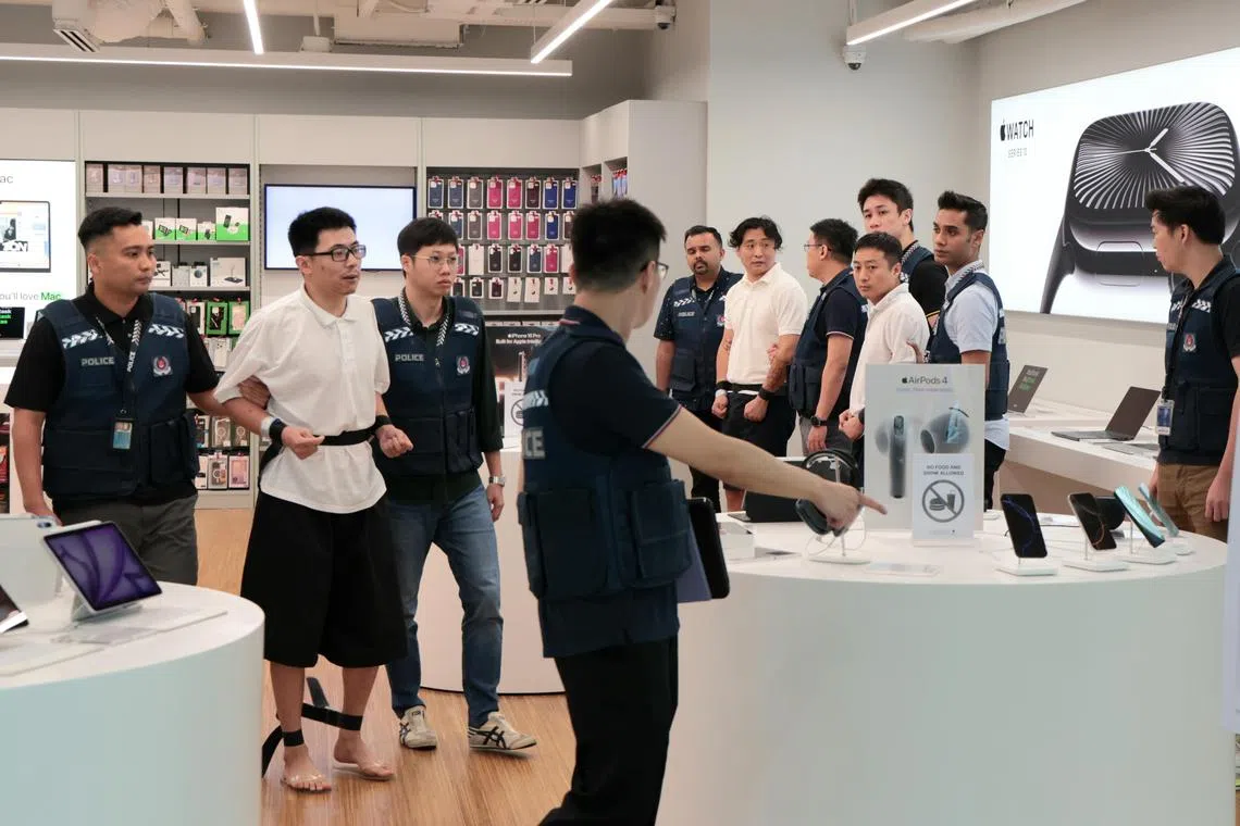 张天宇（左二）、李学齐（右一白衣者）和徐赵晨（中间白衣者）被带到iStudio内接受警方盘问，协助当局了解事发经过。（梁麒麟摄）