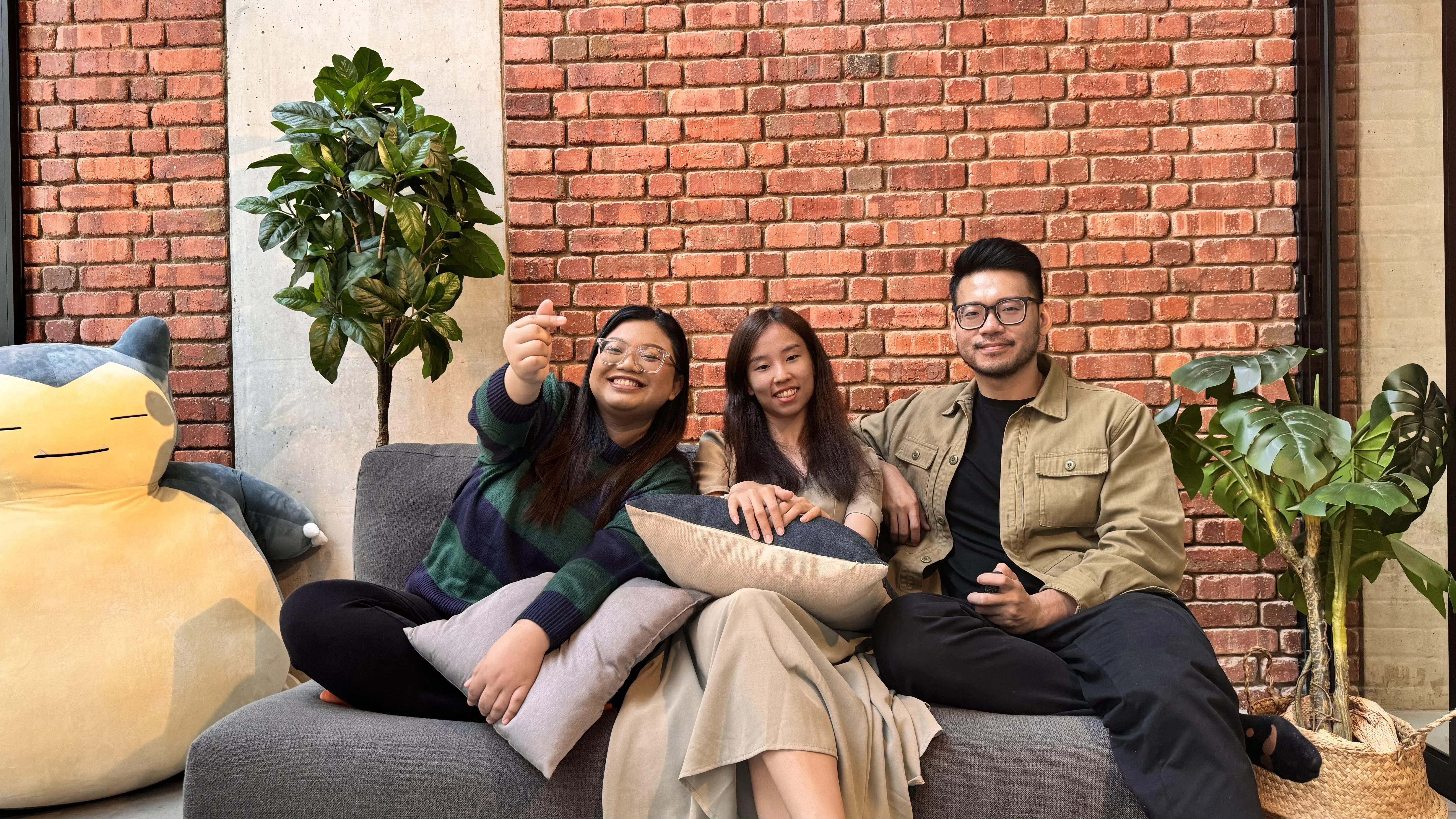 Noorafia Lani（左起）、陈玮琪和罗威明创办环保组织“永续包”，教育公众减少食物浪费。（“永续包”提供）