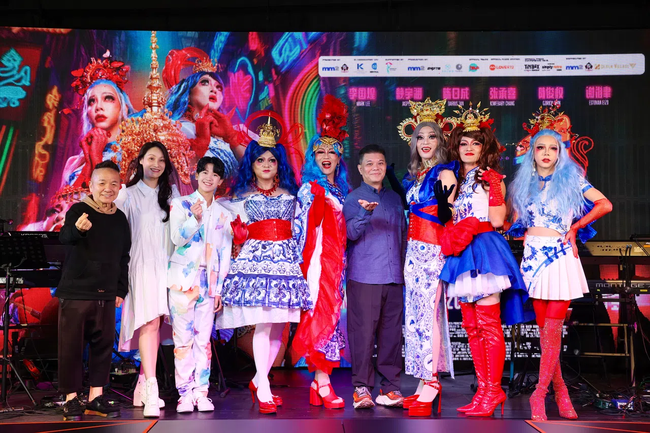 陈建彬（左起）、吉娜、谢淮聿、陈日成、赖宇涵、导演王国燊、李国煌、陈俊权和张承喜出席记者会为《男儿王2》造势。（龙国雄摄）