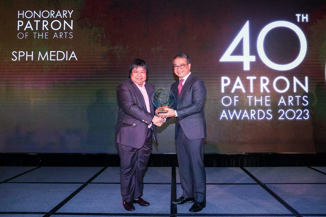 新报业媒体集团总裁张丽琳（左）从唐振辉手中接过“艺术赞助杰出荣誉奖”。（陈斌勤摄）