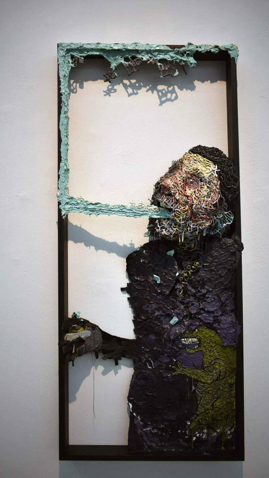 中空于画框的“True Flames Within”，倾泻压抑腹腔中的字句。（受访者提供）