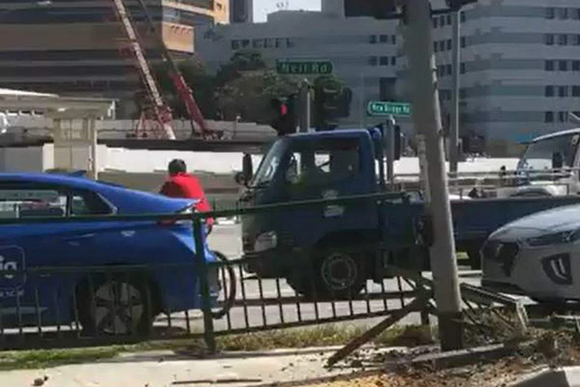 根据网上画面，交通灯被撞倾斜，泥土散落在车道上。（取自脸书）