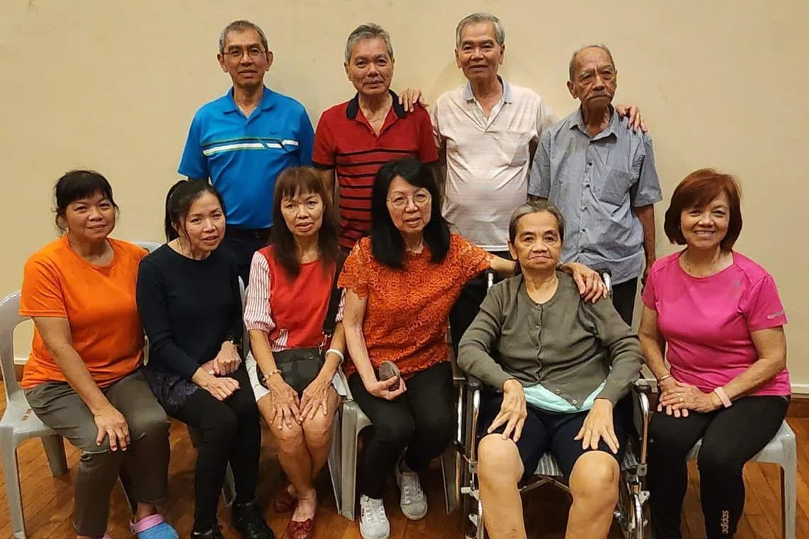 陈家十兄弟姐妹都是励正学校学生，排行第九的陈雅薏（前排左二）和三姐陈雅梅（前排左四）是学校乒乓队代表。（陈雅薏提供）