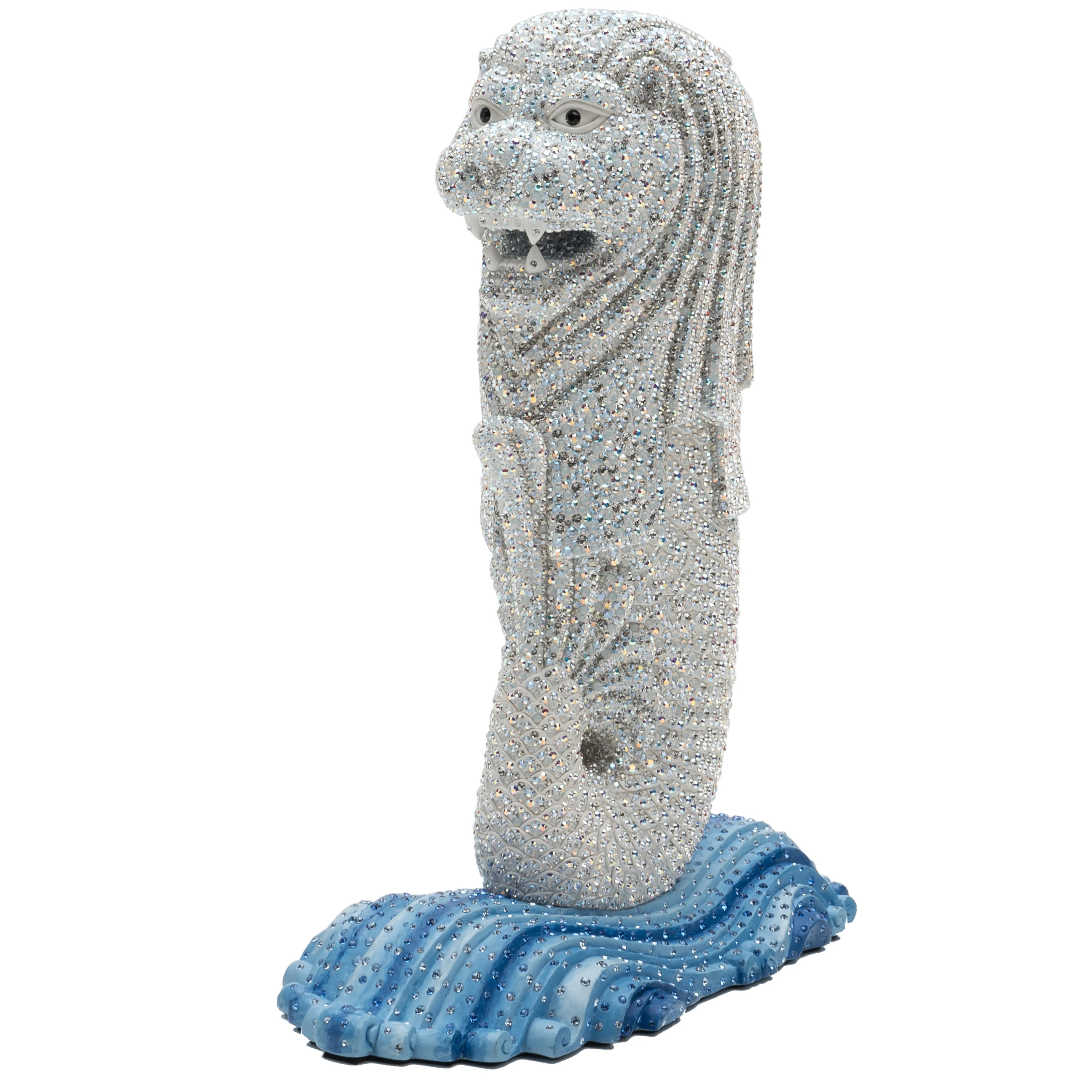 舒华洛世奇10年前欢庆SG50时，曾限量推出这款水晶点缀全身的鱼尾狮桌饰。今年配合新加坡建国60周年，让这设计“重出江湖”。（品牌提供）