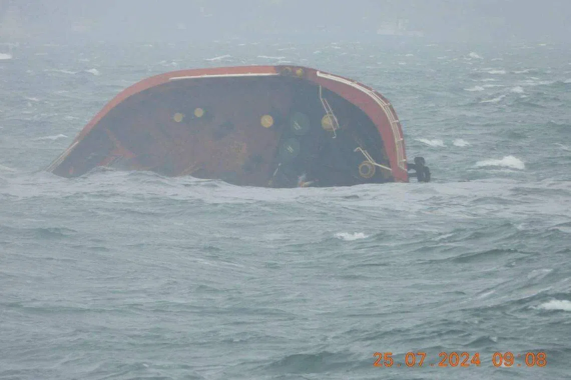 菲律宾海岸警卫队7月25日发布的照片显示，油轮“特拉诺瓦”号几乎完全淹没在波涛汹涌的大海中。（路透社）