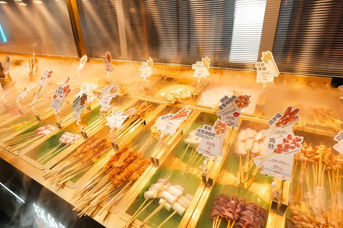 探鱼烤串的选择，琳琅满目。（餐馆提供）