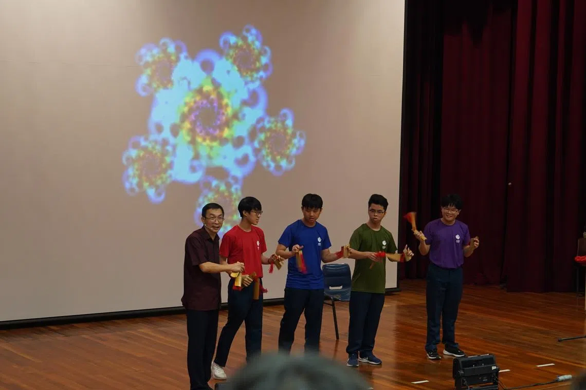 本次活动的亮点还包括相声与快板，让学生在互动中感受各族文化的独特魅力。（安德逊实龙岗初院提供）