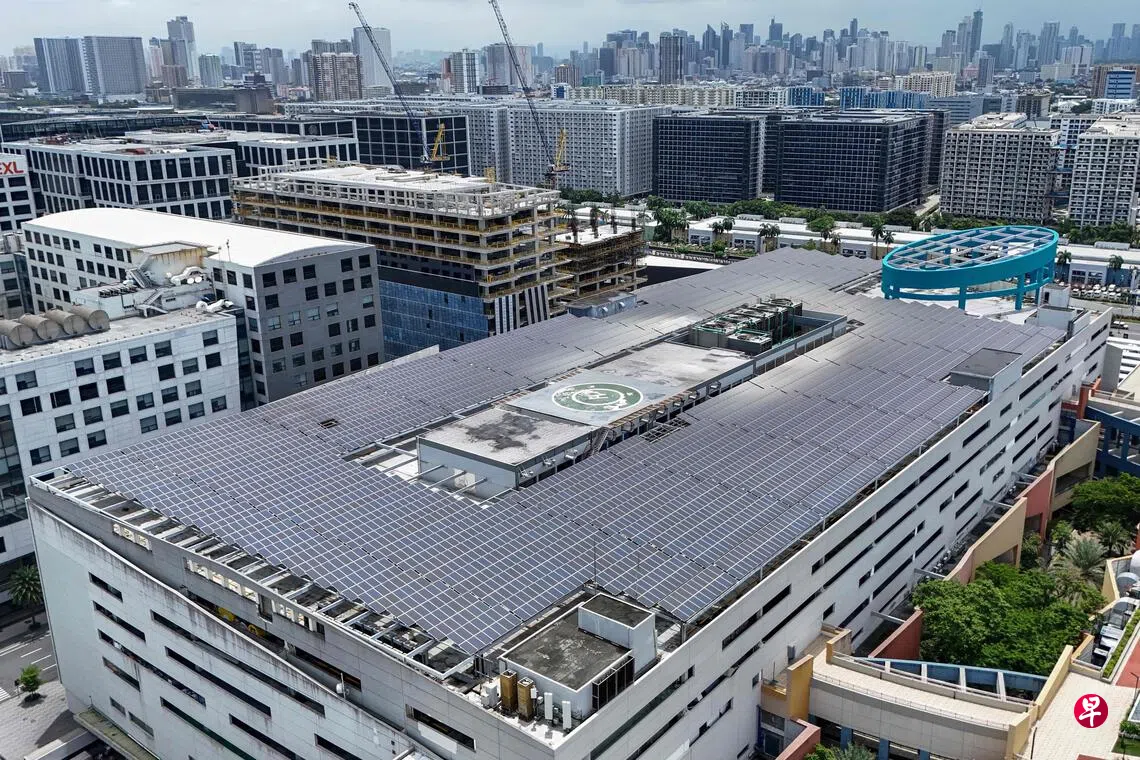 菲律宾首都马尼拉的亚洲购物中心（SM Mall of Asia）顶楼安装了大型屋顶太阳能光伏系统，所产生的清洁能源可用于支持商场内的照明和电梯等设施，有效降低商场营运成本。 （法新社）
