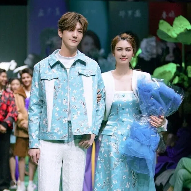洪欣（右）2000年在加拿大未婚产子莫镐廉（后改名张镐濂，左）。（取自艺人微博）