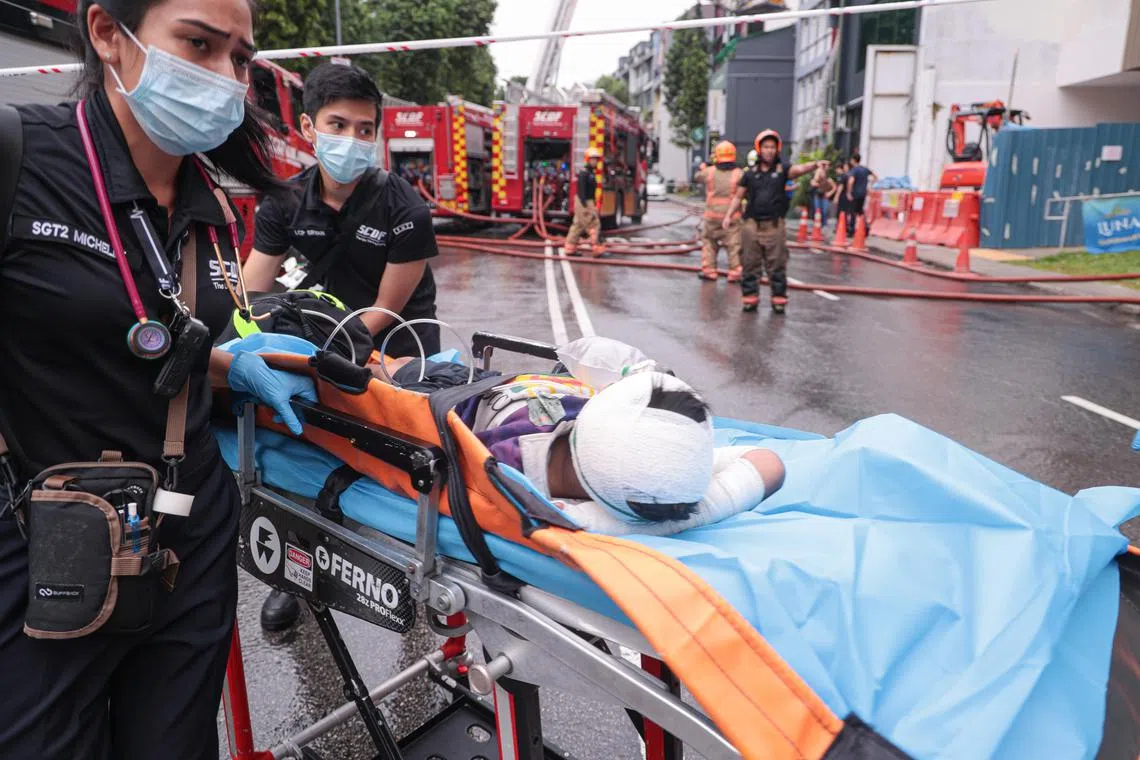 这起火患的部分伤者，被送往竹脚妇幼医院接受治疗。（李冠卫摄）