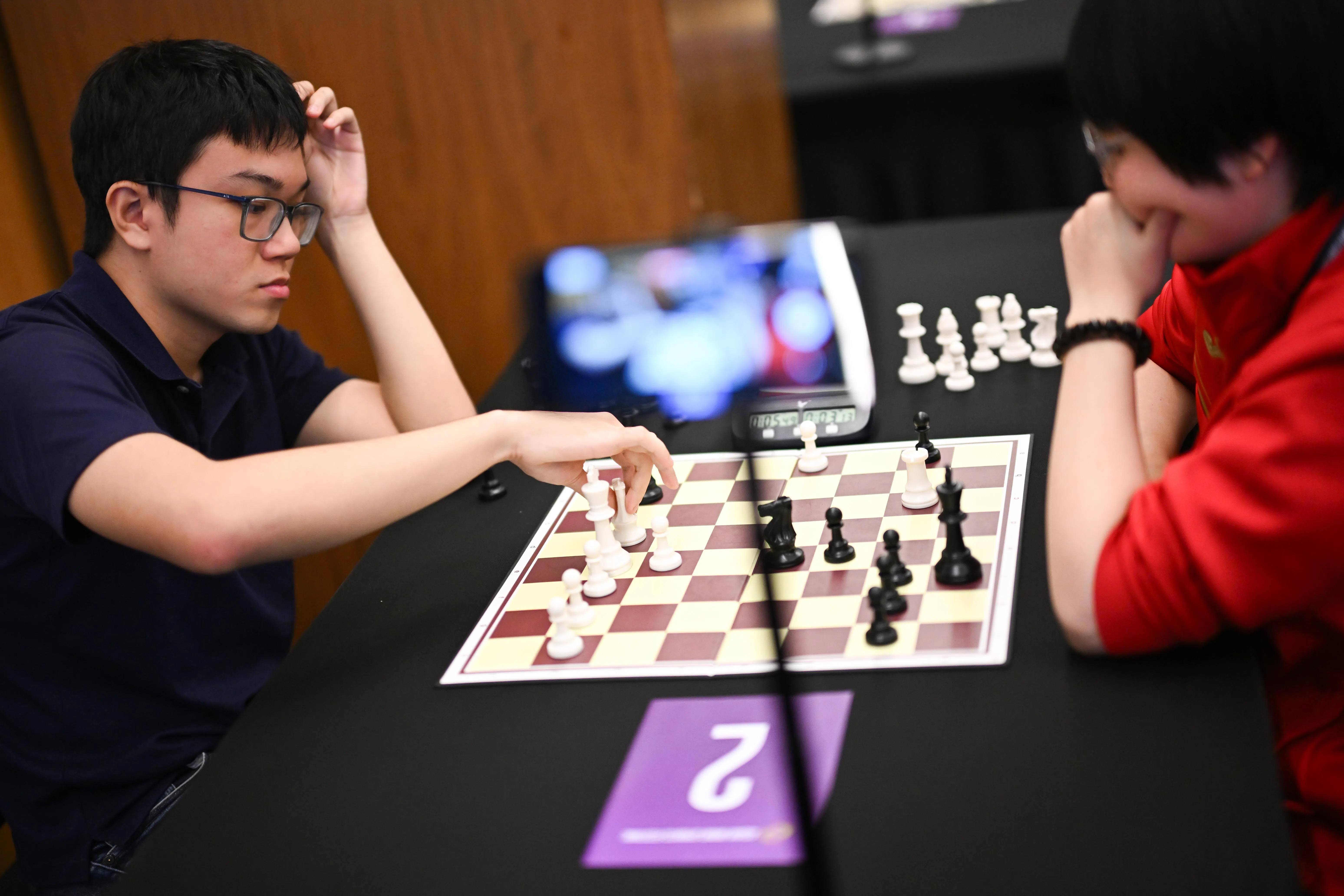 国际象棋特级大师张景尧（左）为新加坡在快棋和超快棋中拿到铜牌。（海峡时报）