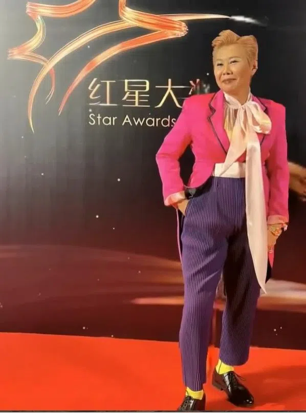 洪爱玲2022年出席红星大奖穿的服装被批评像小丑。（取自洪爱玲IG）