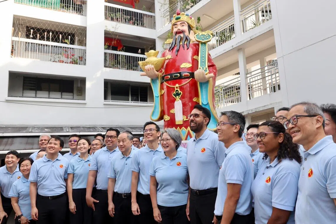 星期天早上约9时30分结束走访后，工人党团队集合拍摄集体照。林志蔚（左一）、刘宇扬（左三起）、蒋佩姗、莫哈默法理、工人党前秘书长刘程强、张文杰、党主席林瑞莲、工人党秘书长毕丹星、严燕松和陈立峰（右一）。（邬福梁摄）
