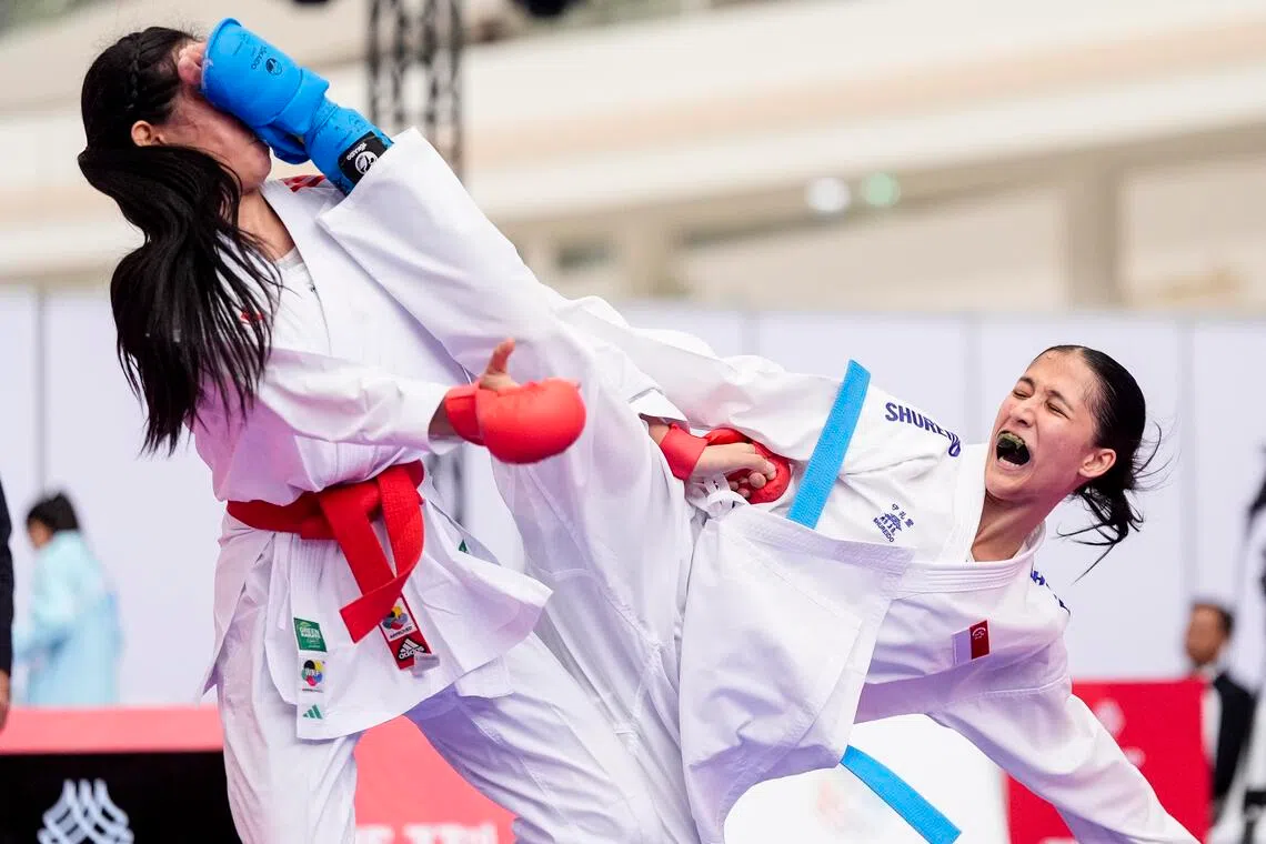 空手道女将玛丽莎·哈菲赞（右）终结新加坡32年金牌荒。（新加坡全国奥理会提供）