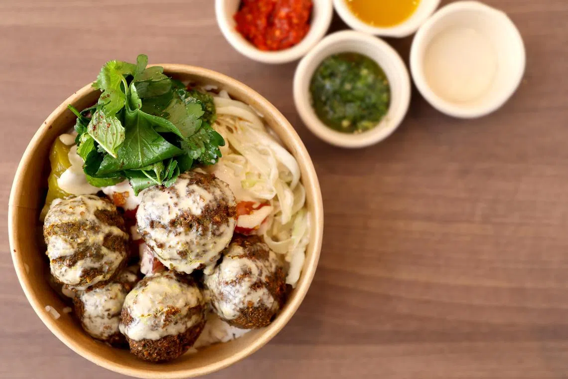 WeWa的香脆falafel搭配米饭和腌卷心菜等配料。（龙国雄摄）