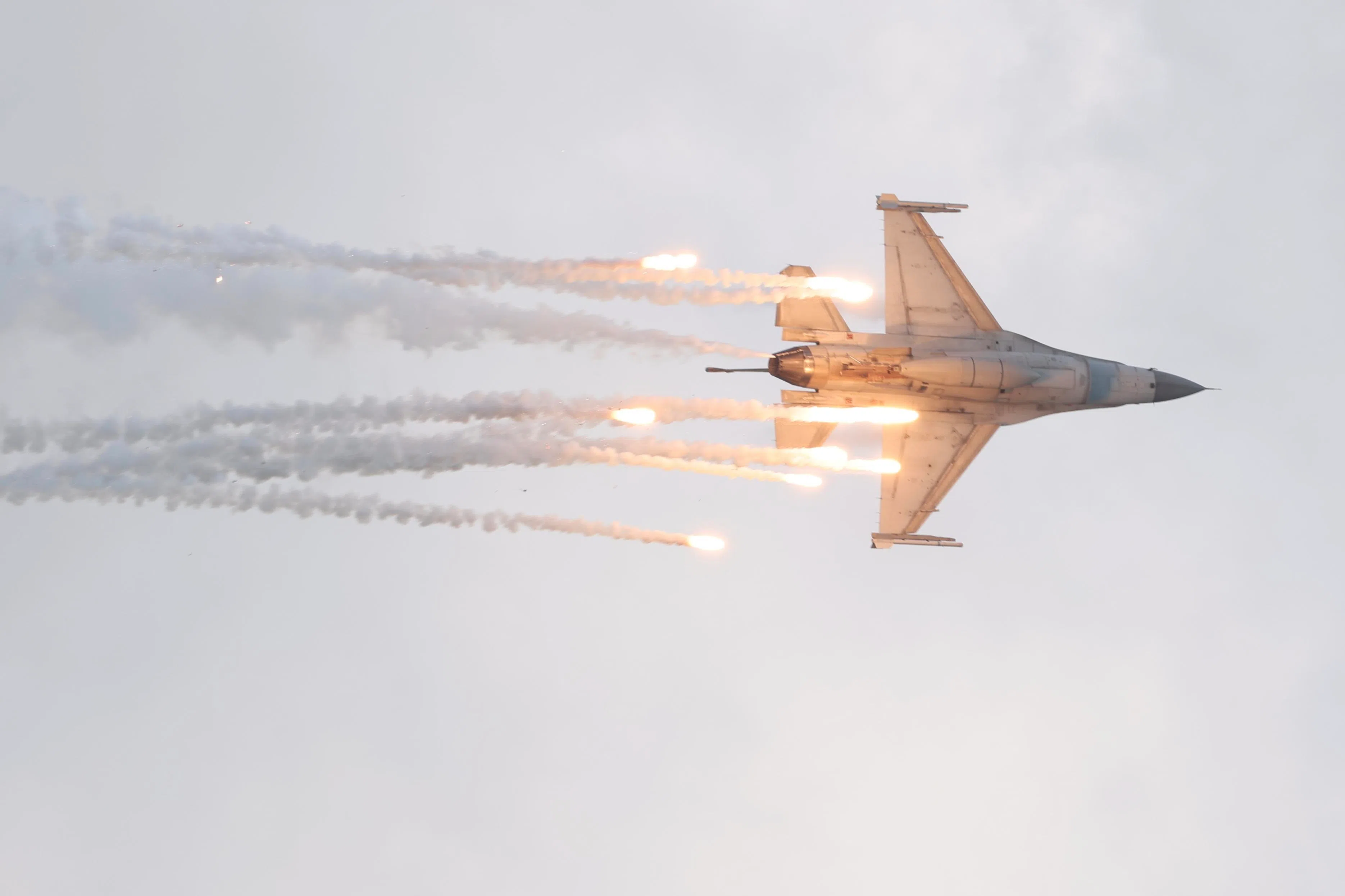 我国空军呈现的飞行表演由17个动作组成，其中六个由F-16C战机独立完成。（郑一鸣摄）