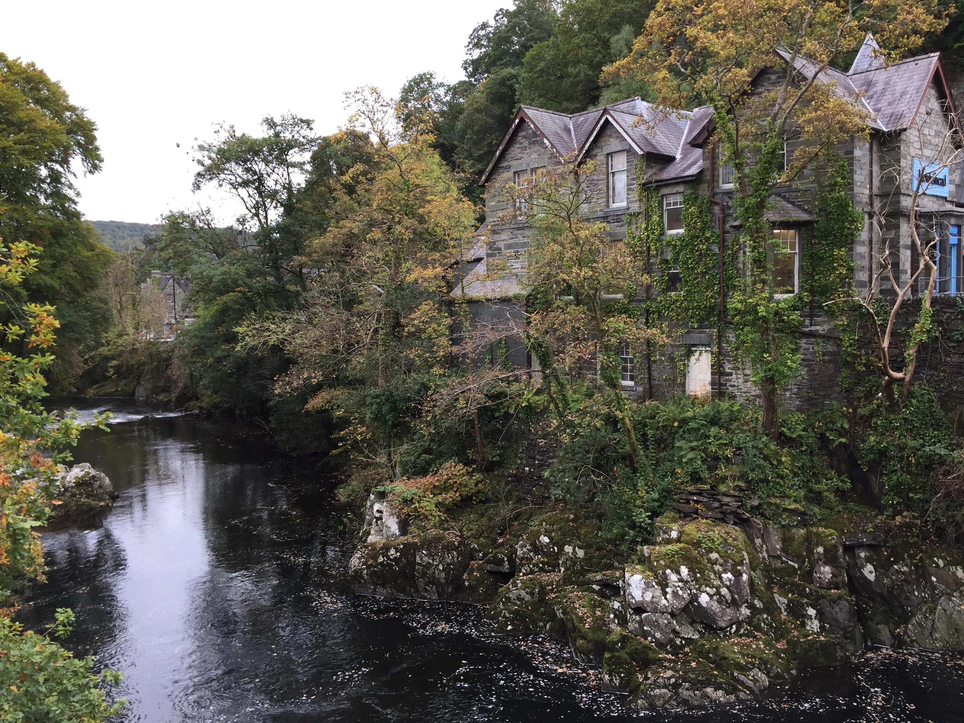 贝图瑟科伊德依山傍水，透着远离尘嚣的静谧。（张敬贤提供）