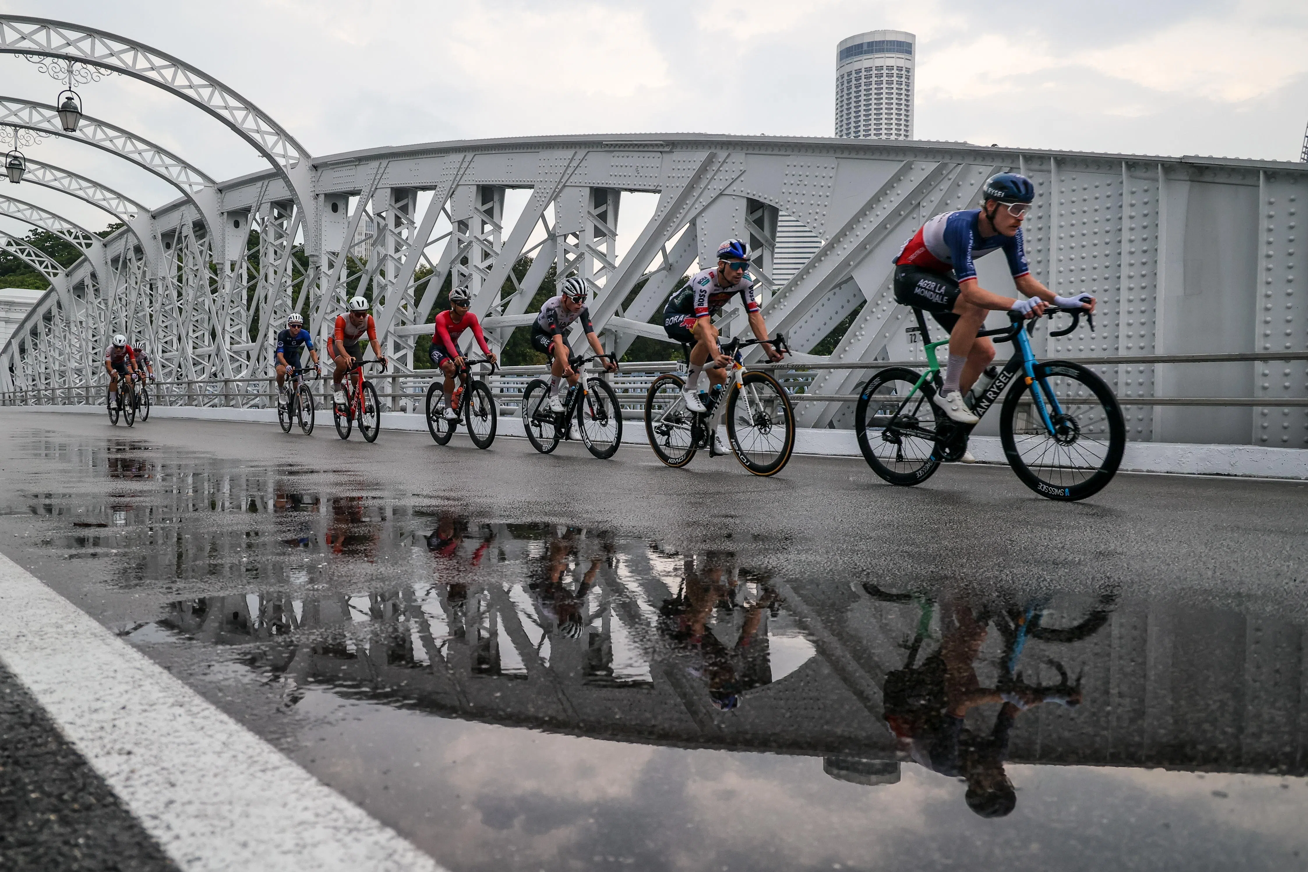和去年类似，今年的路线也经过了不少狮城地标。图为选手们经过安德逊桥。（张俊杰摄）