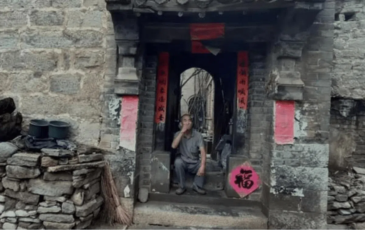 这则名为《回村三天，二舅治好了我的精神内耗》的视频，透过了旁白和纪实画面，以及大量篇幅将二舅塑造成坚强和乐观的形象。（视频截图）