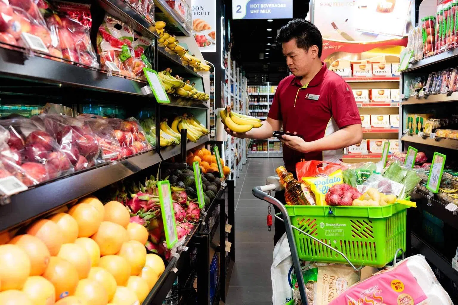 昇菘员工根据foodpanda平台订单，在店内挑选并整理顾客购买的生鲜与杂货商品。（foodpanda提供）