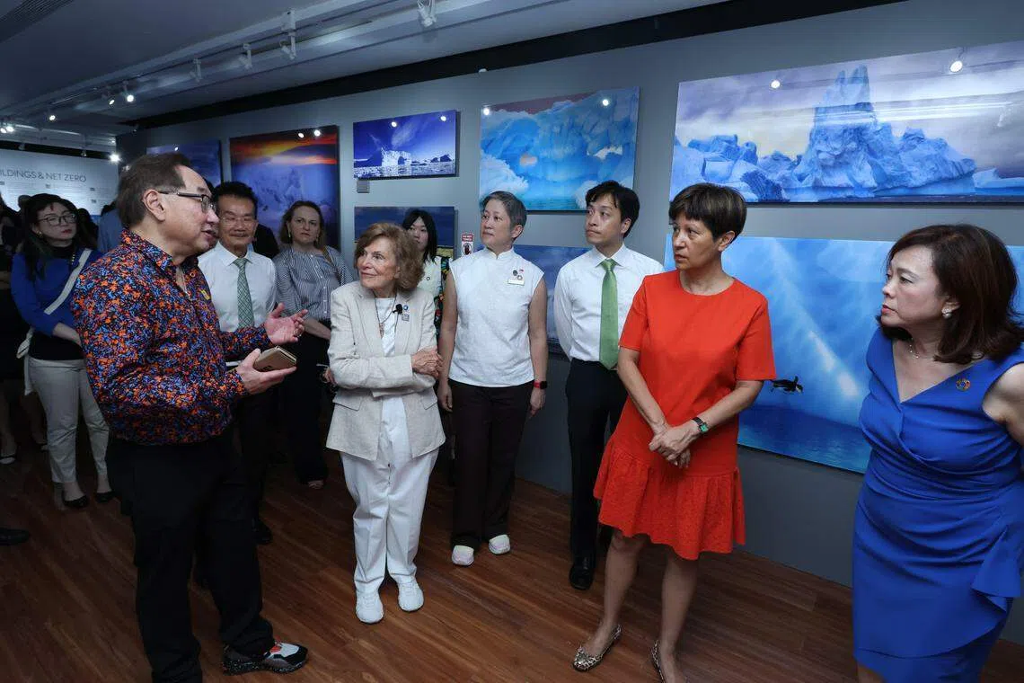 总理公署部长兼财政部及国家发展部第二部长英兰妮（右二）与海洋地理杂志创办人欧锦德（左起）、知名海洋学家厄尔博士、公园局局长黄攸宁、城市发展集团首席运营官郭益升，以及城市发展集团首席可持续发展官晏洁慧一同参观展览。（梁麒麟摄）