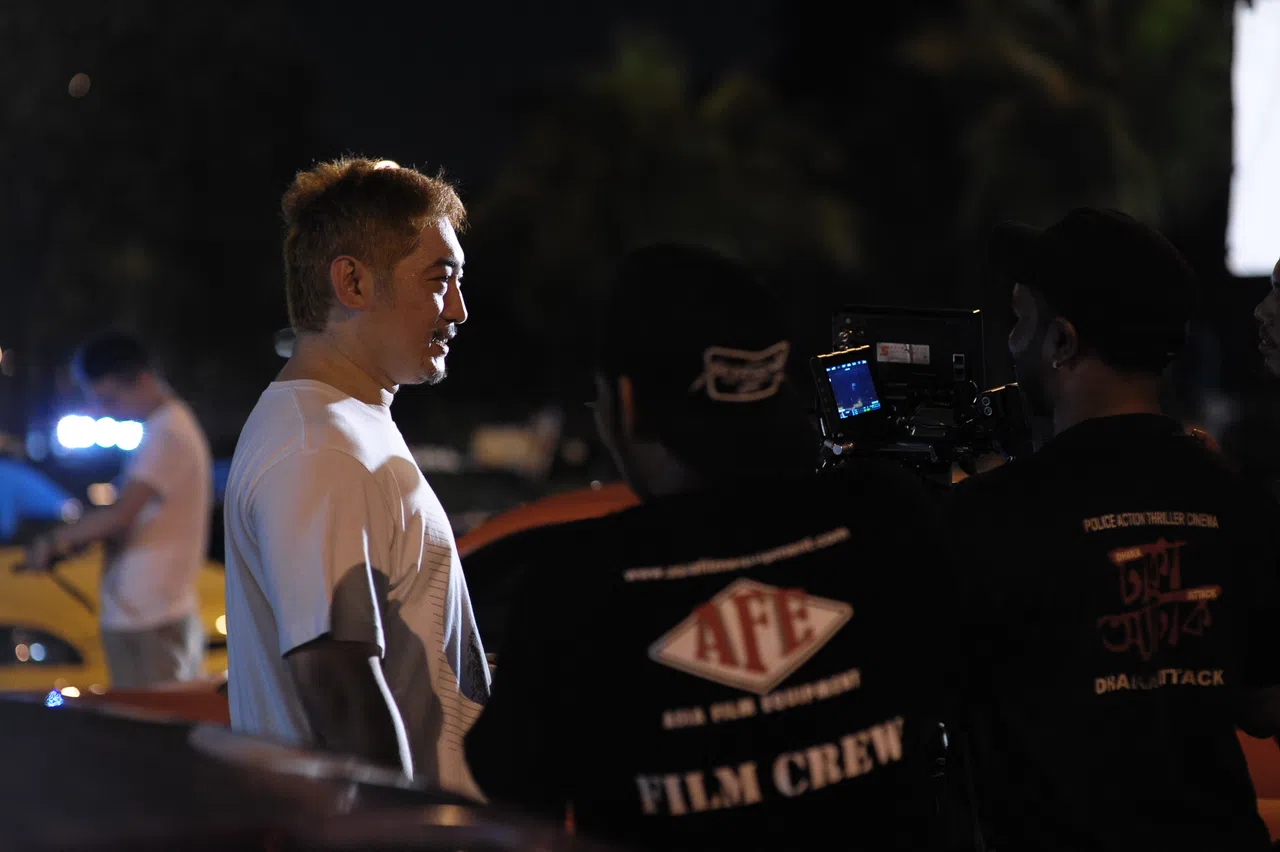 导演雷坚钦（左一）曾是车手，多年前就想拍一部跟赛车有关的电影。（雷坚钦提供）