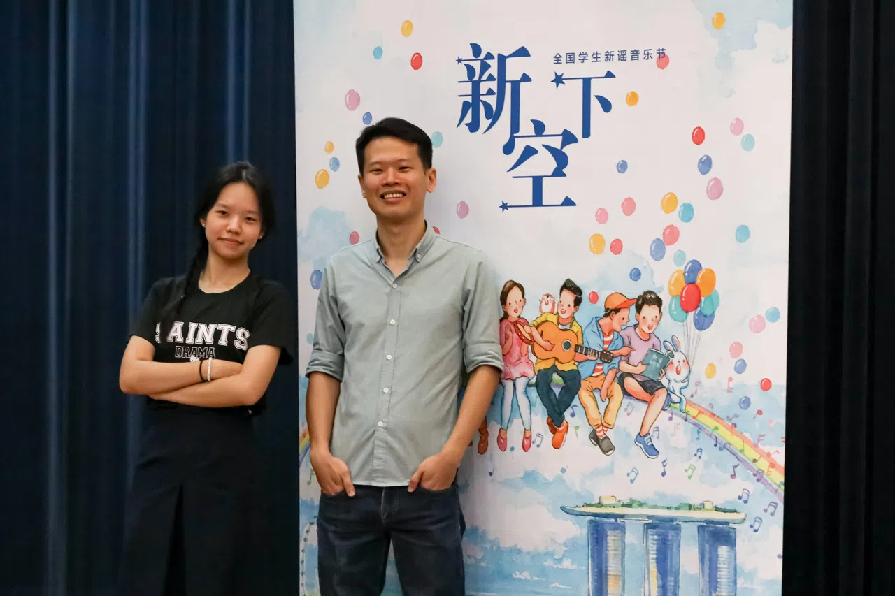 圣安德烈初级学院高一生萧穩娥（左）认为“新空下”是很好的平台，为未来立志成为新谣歌手的人提供了起点。华文教师陈建东（右） 曾在南华中学带领学生参加“新空下”，他希望能继续在新校园推动新谣文化。（刘欣怡摄）