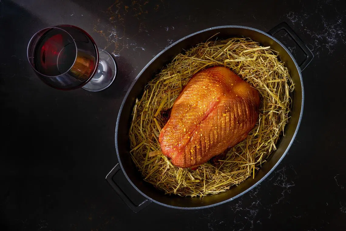 鸭胸经七至14天熟成后，再以慢火炭烤至外焦里嫩。（餐馆提供）