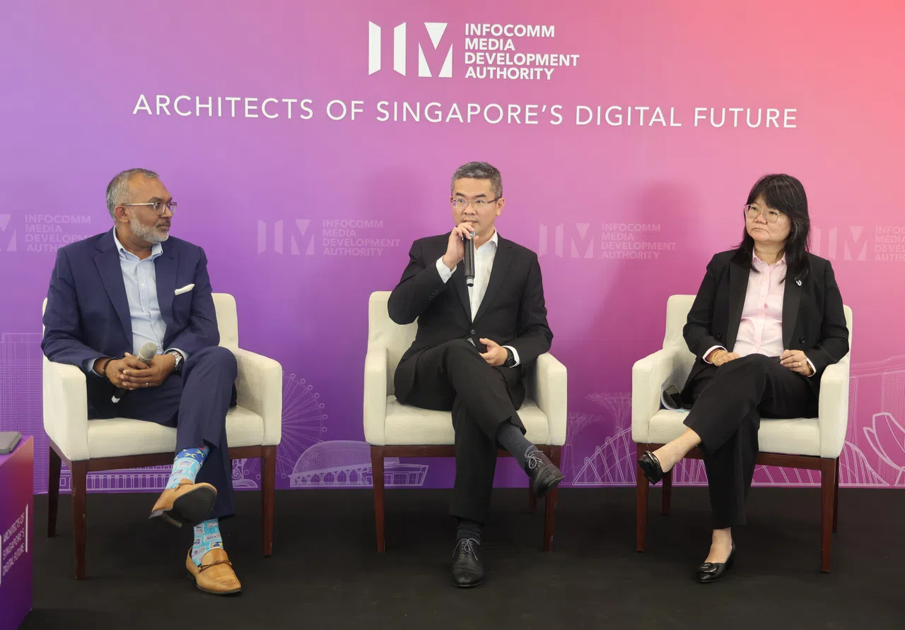 资媒局局长柳俊泓（中）、资媒局副局长古玛尔（左）和助理局长陈美莲（右）在发布会上针对报告内容回应媒体询问。（邬福梁摄）