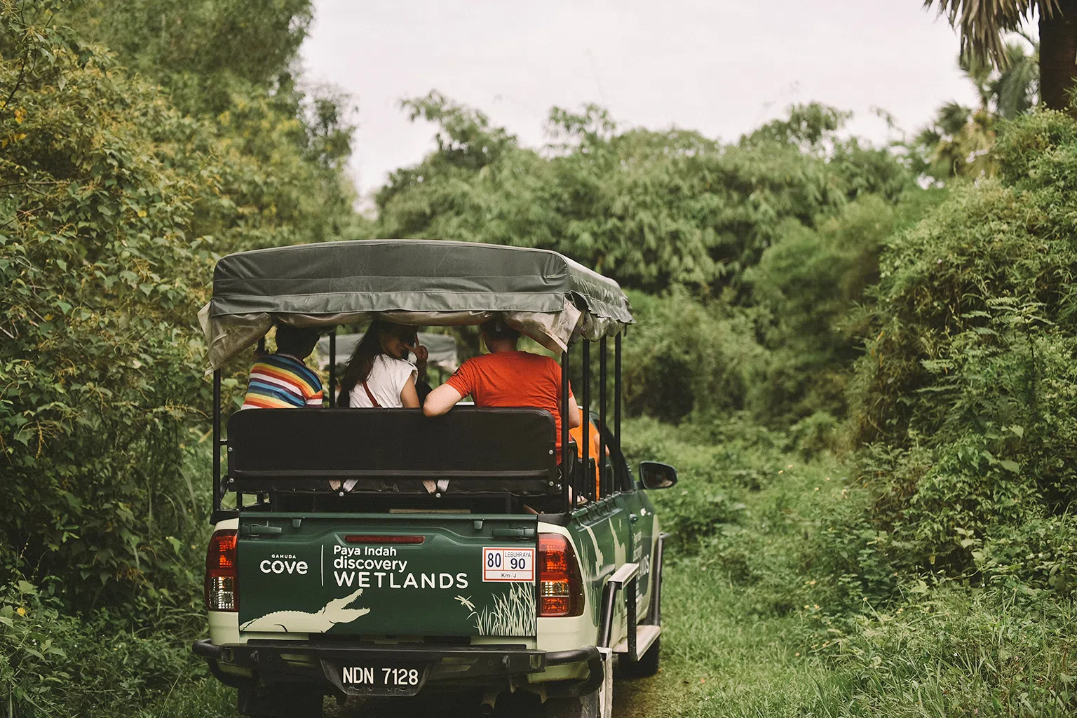 跟随导览车踏上越野之旅，一路上捕捉值得在社交媒体分享的时刻。（图/商家提供）