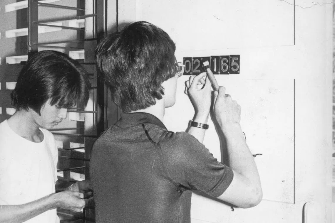 80年代初，建屋局为家家户户钉上门牌号码，从此门牌楼层的代号，从英文字母改成阿拉伯数字。（档案照）