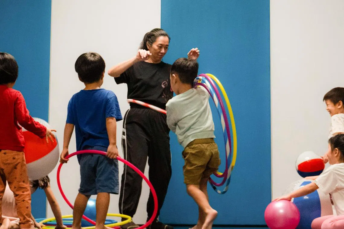 《玩：小手拉大手》透过音乐、游戏和手工艺，考验大朋友、小朋友的节奏感、肢体律动、想象力和亲子默契。（实践剧场提供）