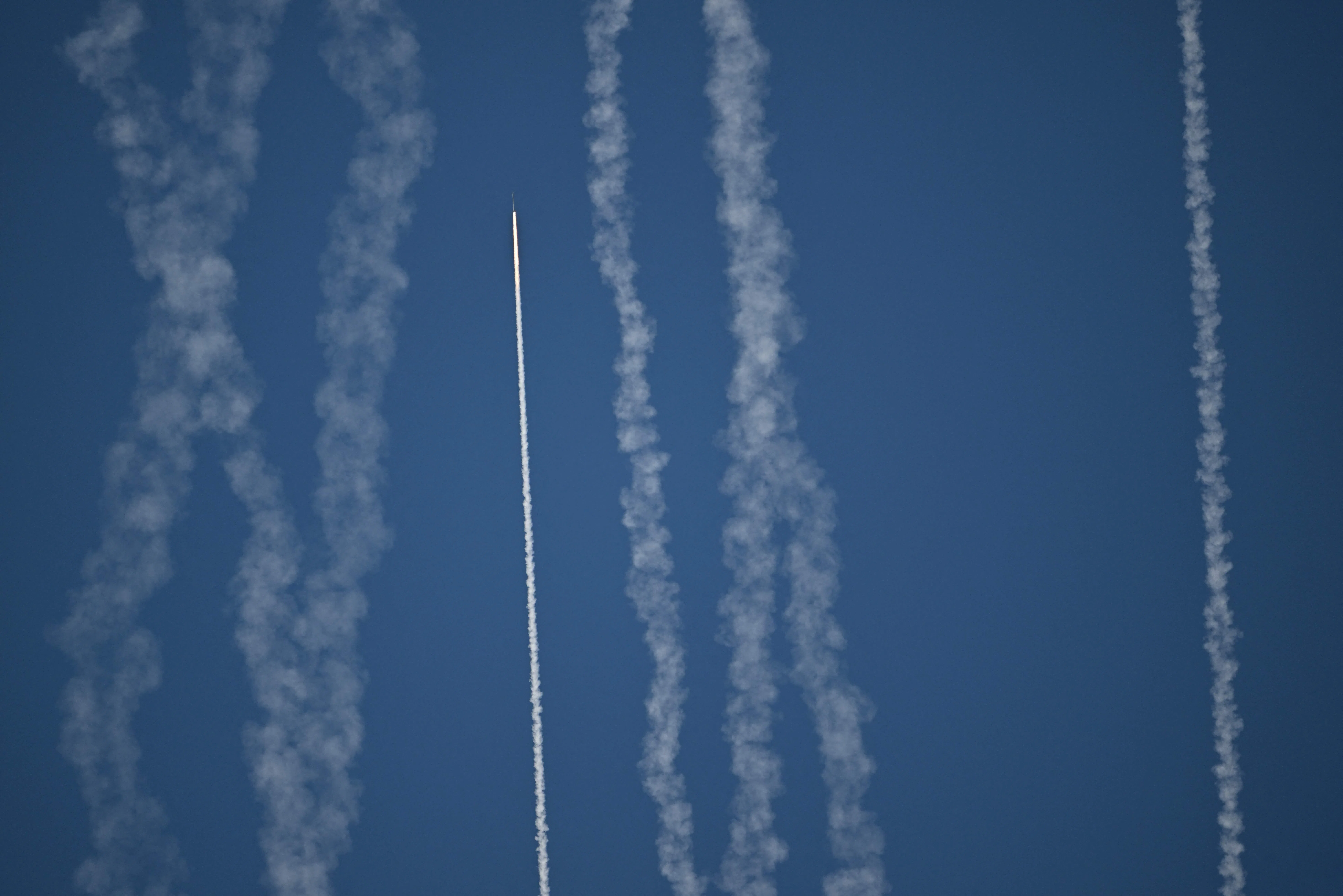 中国人民解放军士兵星期二（12月30日）早上在福建平潭岛发射火箭。（法新社）