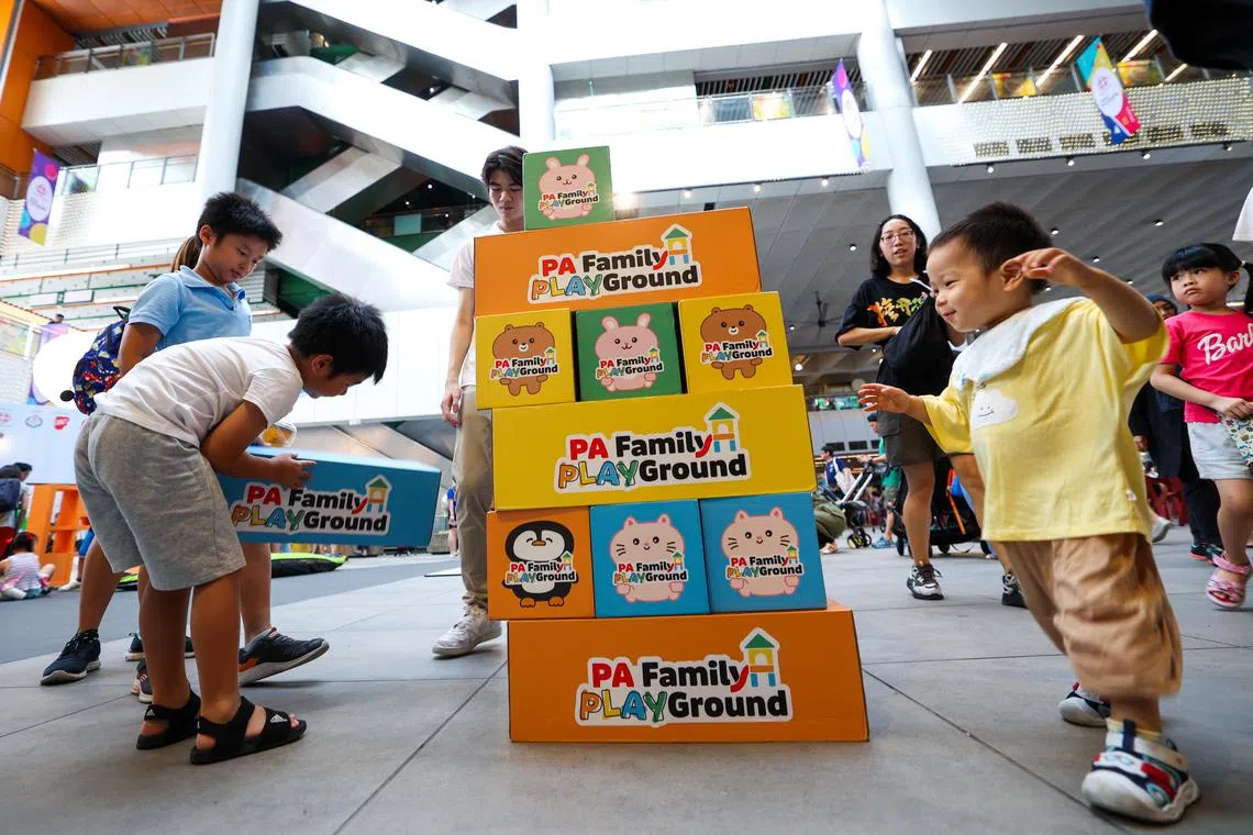 孩子们正在小心翼翼地移动着巨型叠叠乐里的每一个部分，尝试着把它越叠越高。（林明顺摄）