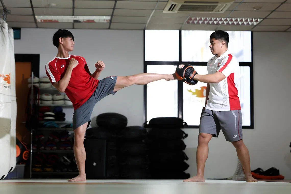 许铭峻的教练纳兹里（右边）也是踢拳选手，不过本届无缘参赛。（关俊威摄）
