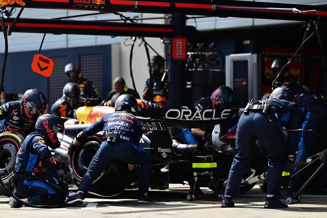 何时换胎以及该换软、中、硬、雨胎的决定是F1比赛重中之重，如果出现下雨以及安全车的情况，恰当的进站换胎将决定冠军走向。（法新社）