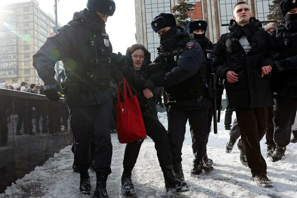 在首都莫斯科，一名出席公开集会、悼念反对派领袖纳瓦尔尼的女子被警员带走。（路透社）