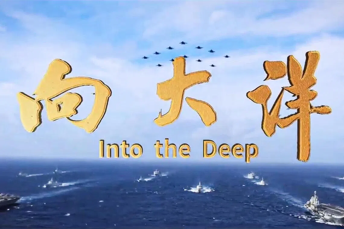 中国解放军新闻传播中心客户端“中国军号”星期三（4月22日）发布主题宣传片《向大洋》。视频片长7分07秒，在快速剪辑的画面中，展现中国海军从近海防御到远海防卫的转型，片中出现航母、舰载机、两栖攻击舰、潜艇等先进装备。 （中国解放军视频截图）