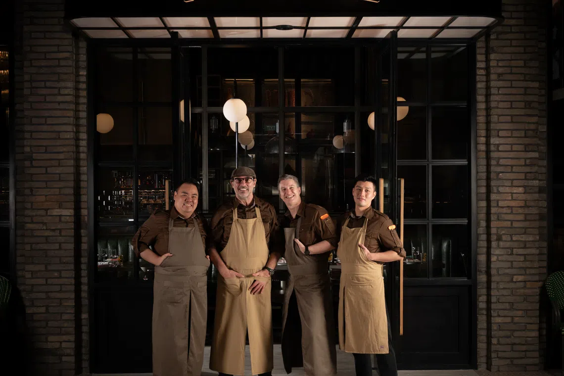 帕雷特（左二）主理的Moutarde餐馆和甜点屋Sundae Royale，由执行总厨罗宾森（右二），以及两名主厨郑明伟（左一）和林俊文负责。（餐馆提供）