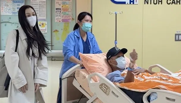 范玮琪（左）一直在黑人身边悉心照顾。（TVBS）