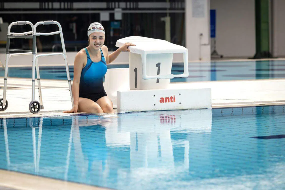 黄暄婷因角色需要，开拍前学习如何使用轮椅以及在水中浮游。（郑一鸣摄）