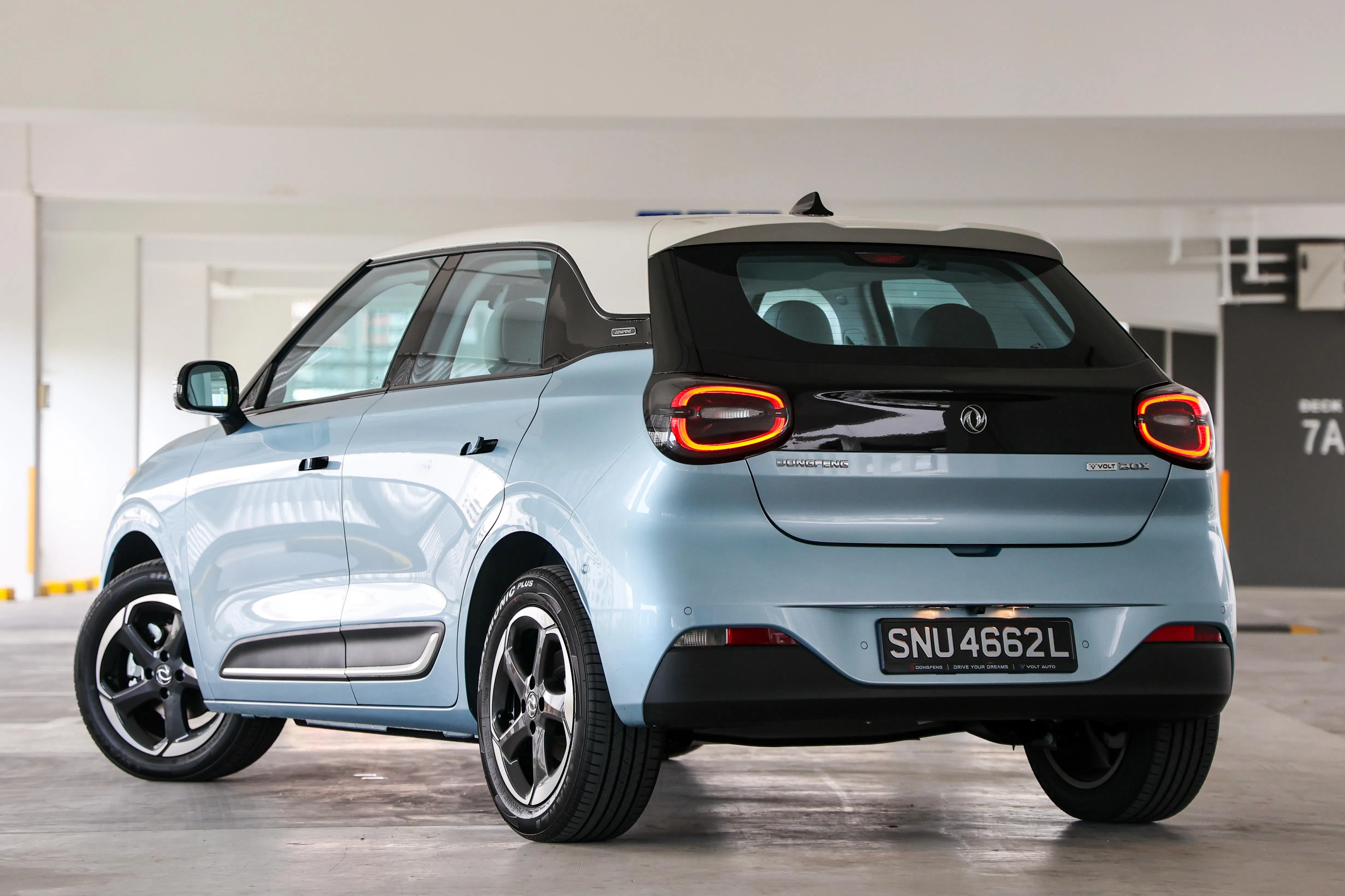 尾灯呈椭圆形，底部加入黑色装饰。（陈斌勤摄）