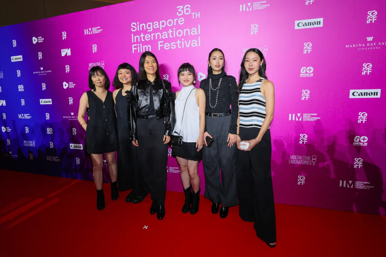 刚在金马奖拿下影评人费比西奖的本地导演陈思攸（左三），带领《核》演员亮相红毯。（龙国雄摄）