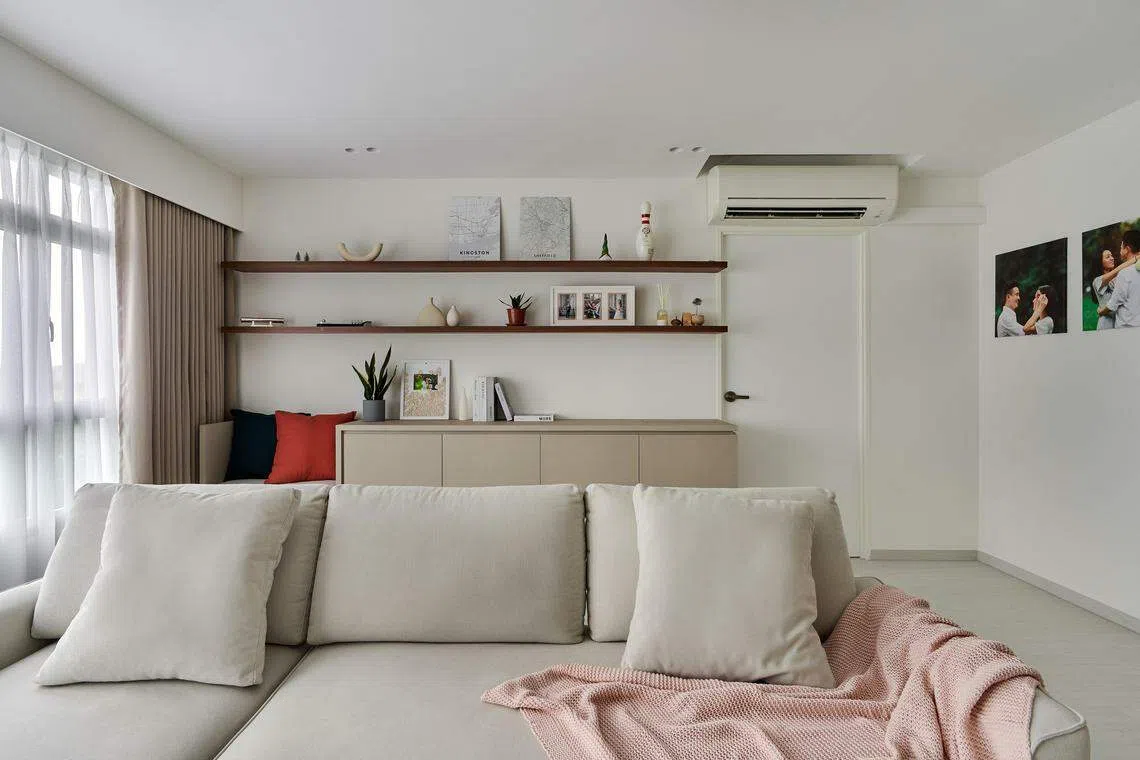 Fernvale Riverbow单位的客厅设计主打简约和干净线条。（Capture A Life Studio提供）